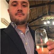 Docente di matematica impartisce lezioni per studenti del primo biennio di scuola secondaria di secondo grado